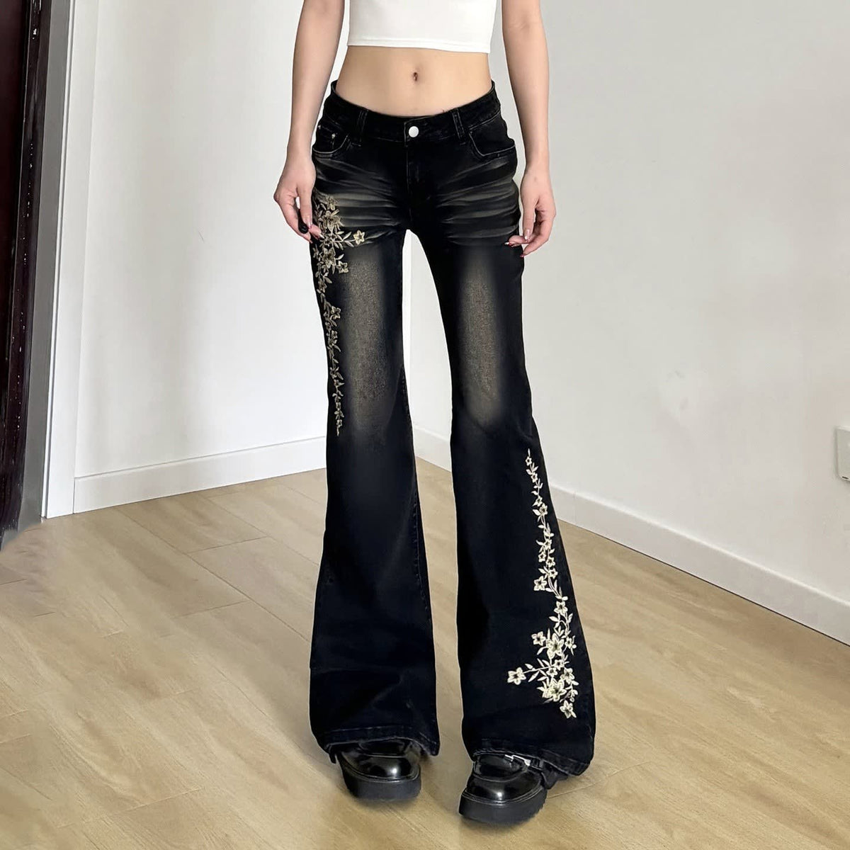 Women's Floral Embroidered Flared Jeans | Marianne_3